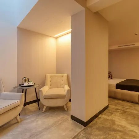 Well & Otel Maceira (Lisbon)