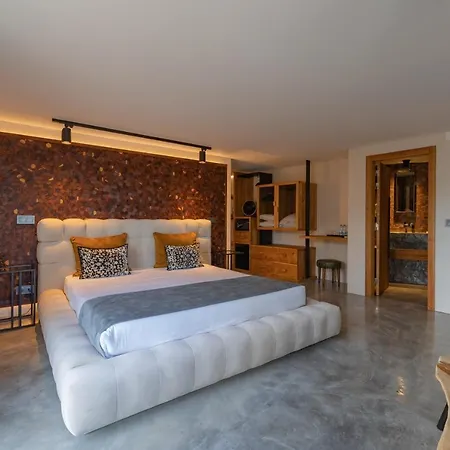 Well & Otel Maceira (Lisbon)